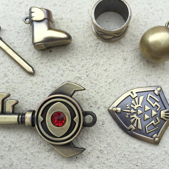 Legend of Zelda Jewelry Set Hylian Shield Master Sword Necklace Keychain - Picture 4 of 6